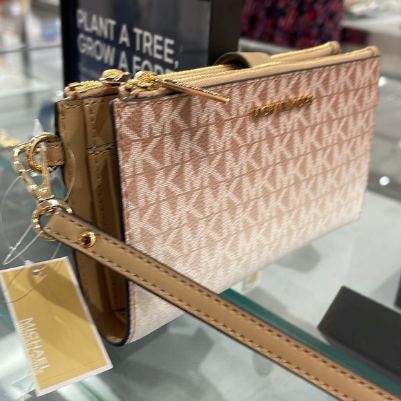 MICHAEL KORS
Jet Set Lg Ombré Logo Double-Zip Wristlet-Wallet-Phone Case Holder - Picture 2 of 16